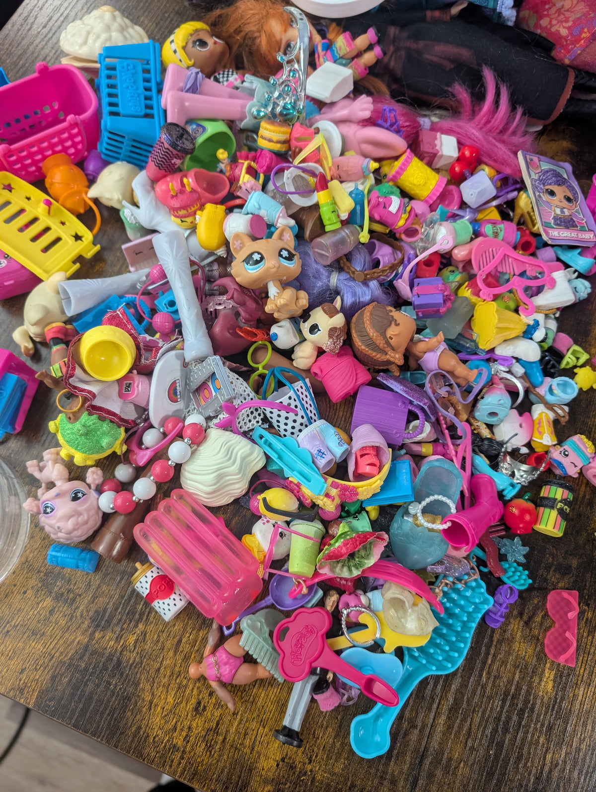 Lot de figurines poupées LoL, shopkins, chats