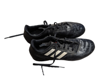Load image into Gallery viewer, Chaussures soccer Gr: 4.5 junior Adidas
