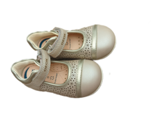 Load image into Gallery viewer, Chaussures gr 6 enfant Geox
