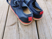 Load image into Gallery viewer, Chaussures gr 8 jeune enfant Gap
