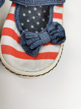 Load image into Gallery viewer, Chaussures gr:8 jeune enfant Next
